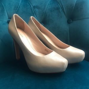 Nude pumps 3.5 inch heel size 9 POUR LA VICTOIRE